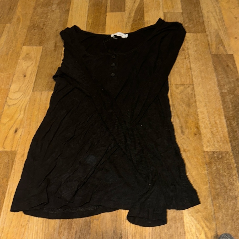 Black long sleeve top has 3 buttons very stretchy size large